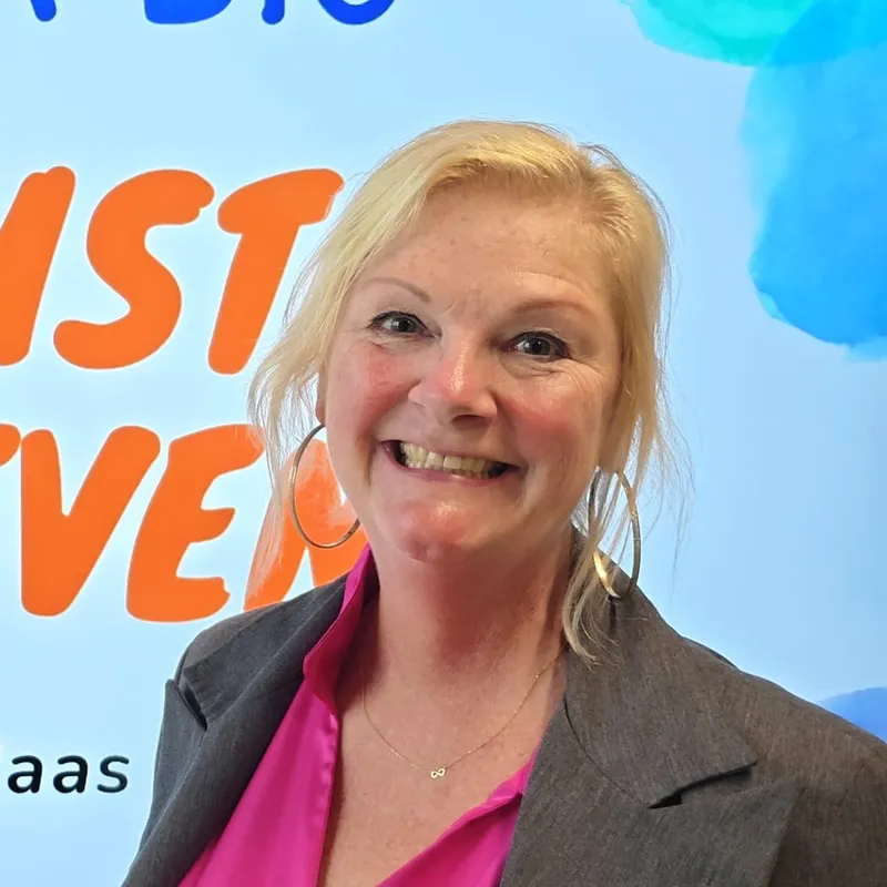 Stella de Haas, lachend voor de titelpagina van de workshop Bewust Lesgeven